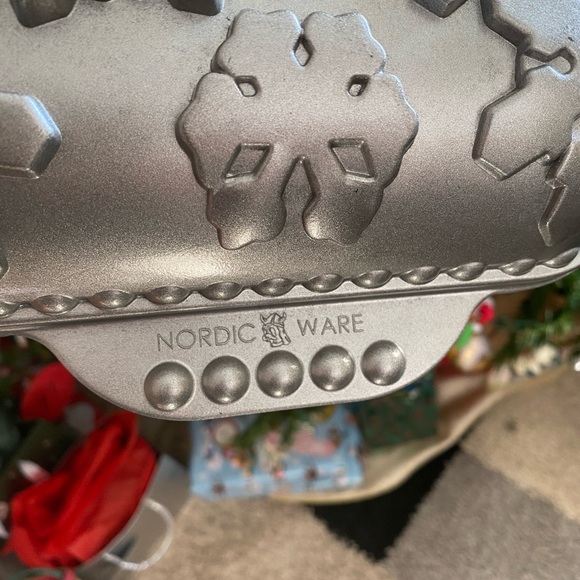 Nordic Snowflake Baking Pan - Picture 2 of 7